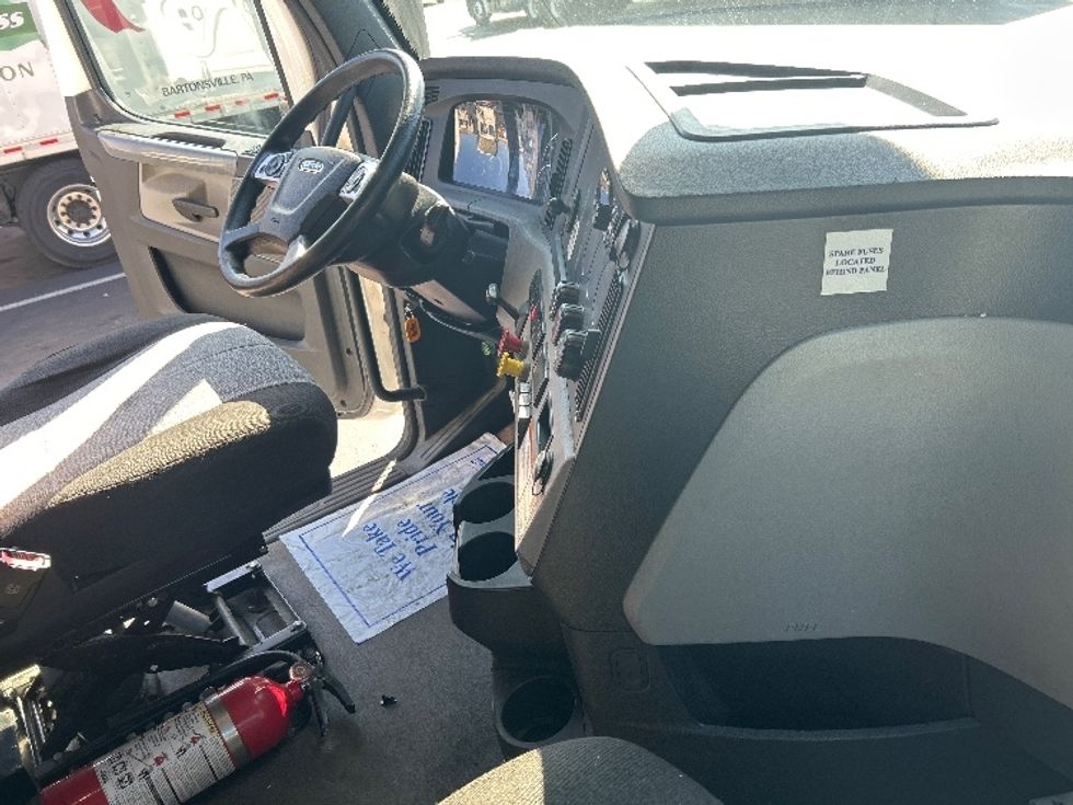 Sleeper Tractor-Heavy Duty Tractors-Freightliner-2022-T12664ST-Bethlehem-PA-264,265\n\t\tmiles-$ 90,500 - Image 15