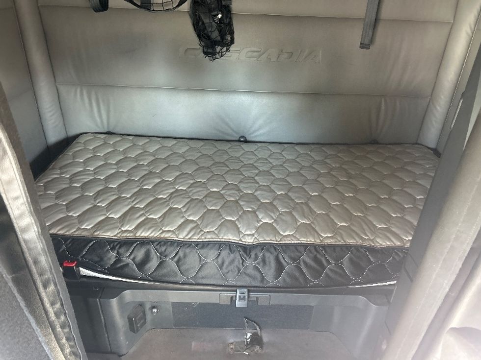 Sleeper Tractor-Heavy Duty Tractors-Freightliner-2022-T12664ST-Bethlehem-PA-264,265\n\t\tmiles-$ 90,500 - Image 16