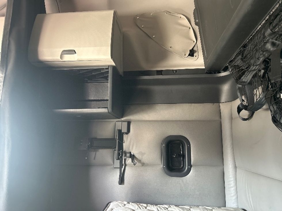 Sleeper Tractor-Heavy Duty Tractors-Freightliner-2022-T12664ST-Bethlehem-PA-264,265\n\t\tmiles-$ 90,500 - Image 19