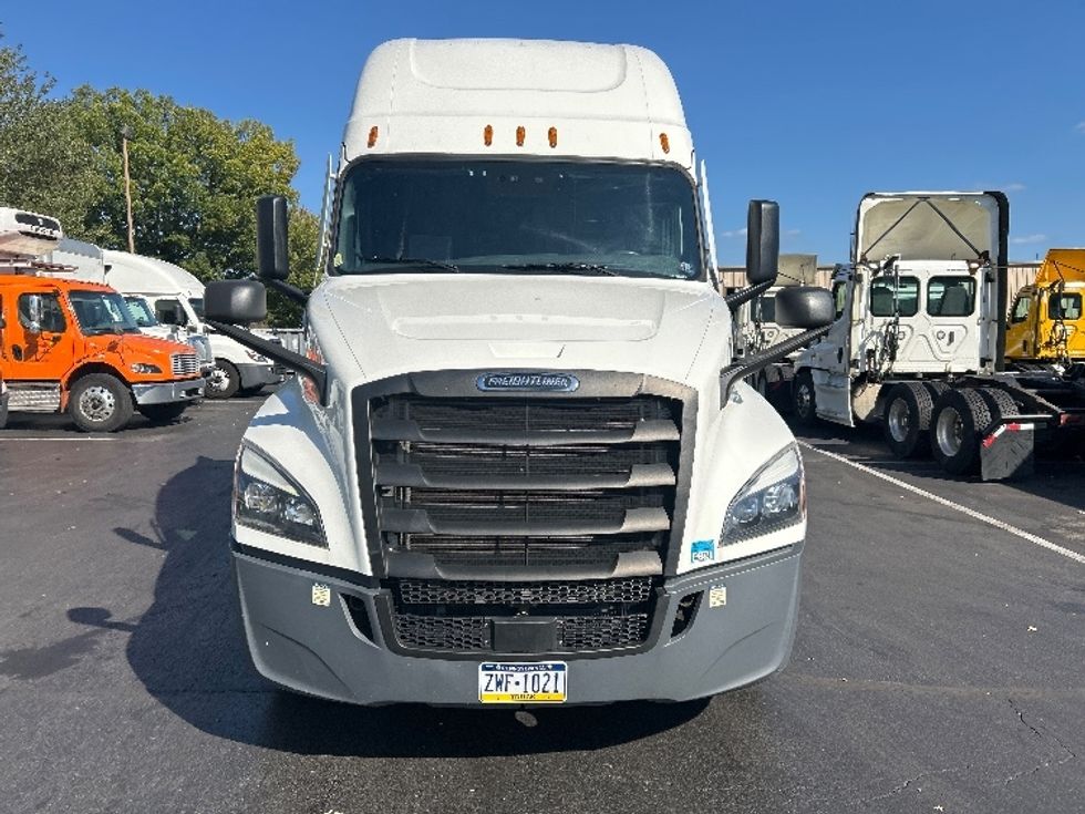 Sleeper Tractor-Heavy Duty Tractors-Freightliner-2022-T12664ST-Bethlehem-PA-264,265\n\t\tmiles-$ 90,500 - Image 2