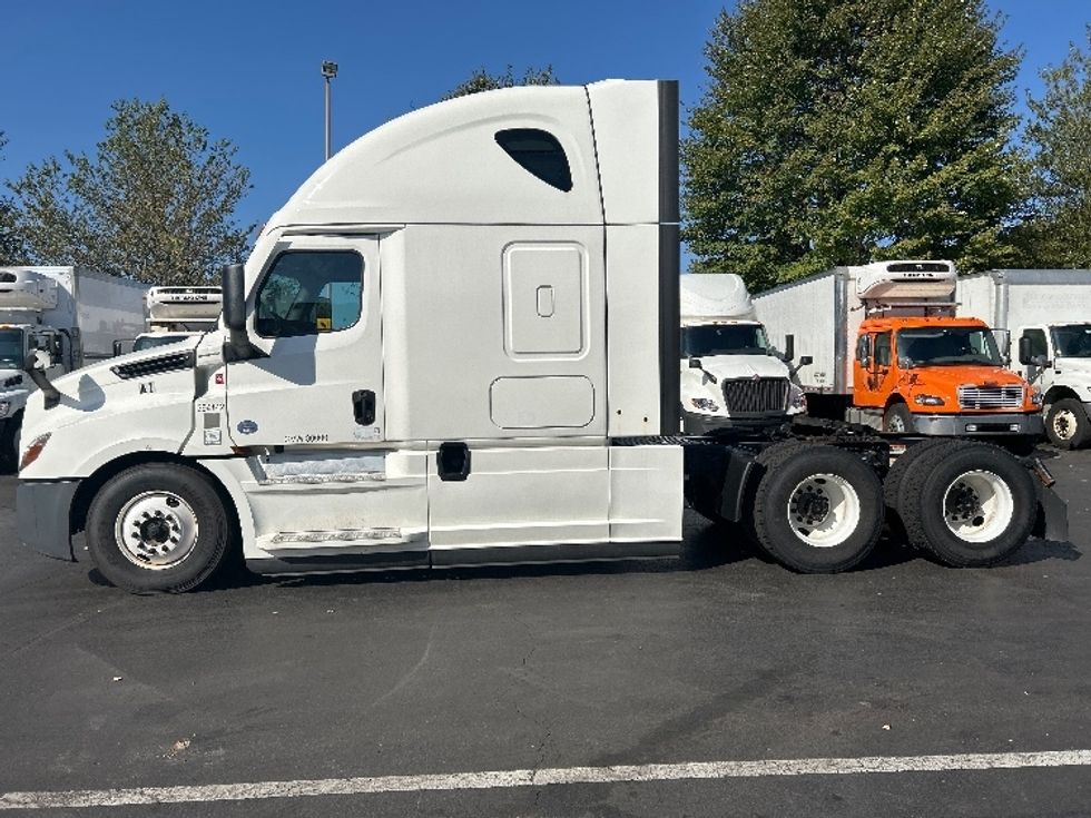 Sleeper Tractor-Heavy Duty Tractors-Freightliner-2022-T12664ST-Bethlehem-PA-264,265\n\t\tmiles-$ 90,500 - Image 4