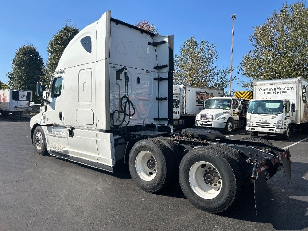 Sleeper Tractor-Heavy Duty Tractors-Freightliner-2022-T12664ST-Bethlehem-PA-264,265\n\t\tmiles-$ 90,500 - Image 5