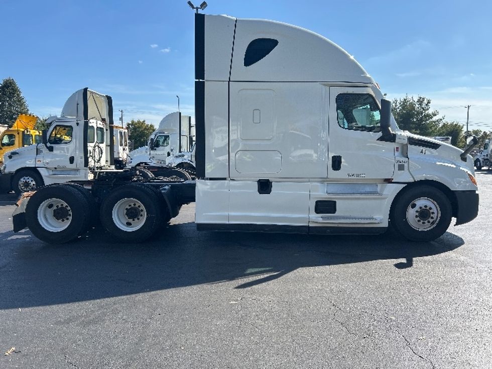 Sleeper Tractor-Heavy Duty Tractors-Freightliner-2022-T12664ST-Bethlehem-PA-264,265\n\t\tmiles-$ 90,500 - Image 8