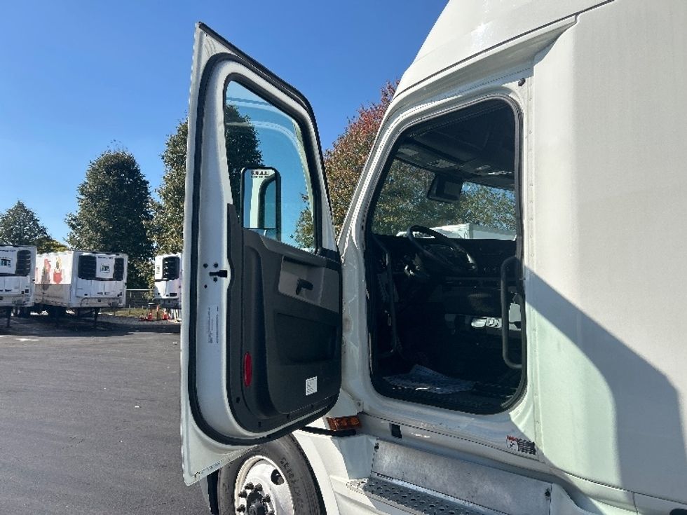 Sleeper Tractor-Heavy Duty Tractors-Freightliner-2022-T12664ST-Bethlehem-PA-264,265\n\t\tmiles-$ 90,500 - Image 9