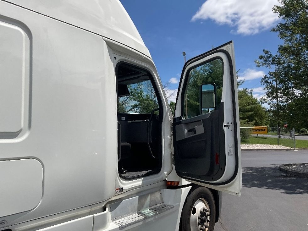Sleeper Tractor-Heavy Duty Tractors-Freightliner-2022-T12664ST-Bethlehem-PA-417,889\n\t\tmiles-$ 78,250 - Image 13