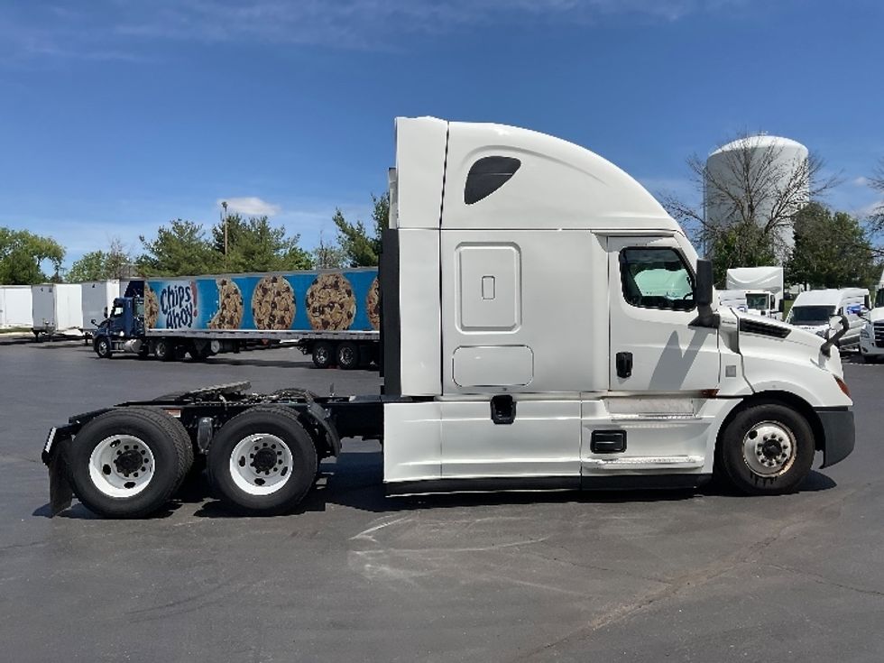 Sleeper Tractor-Heavy Duty Tractors-Freightliner-2022-T12664ST-Bethlehem-PA-417,889\n\t\tmiles-$ 78,250 - Image 8