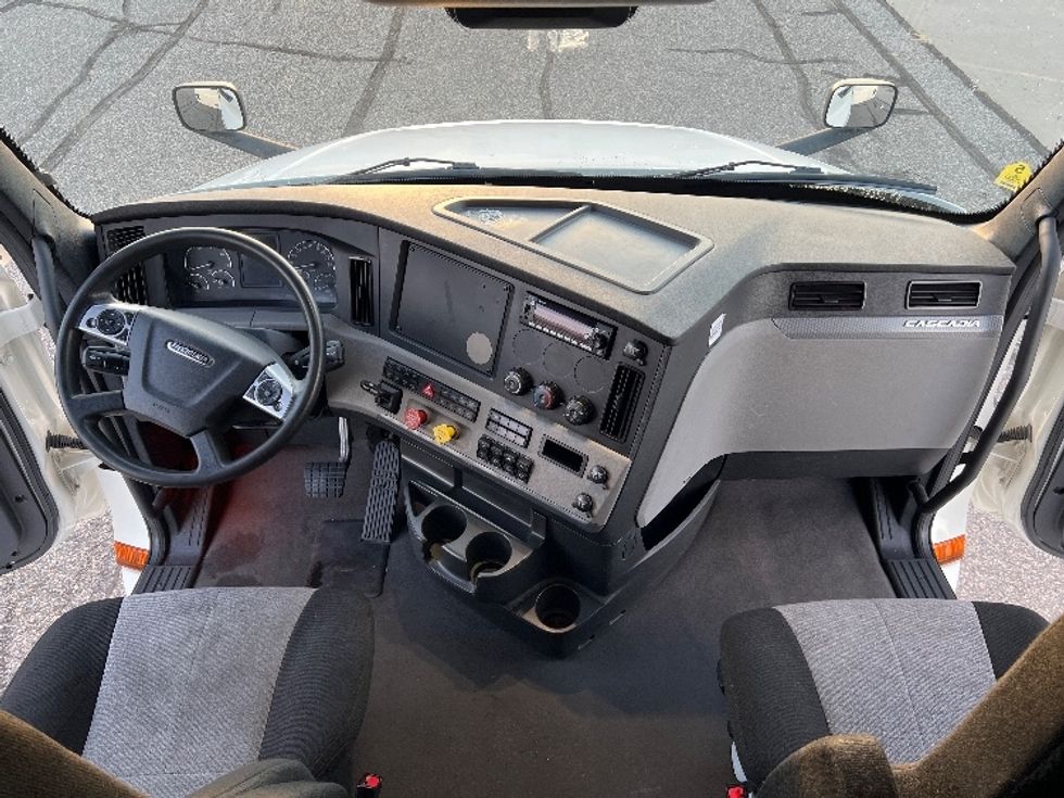 Sleeper Tractor-Heavy Duty Tractors-Freightliner-2022-T12664ST-Billings-MT-210,559\n\t\tmiles-$ 107,750 - Image 12