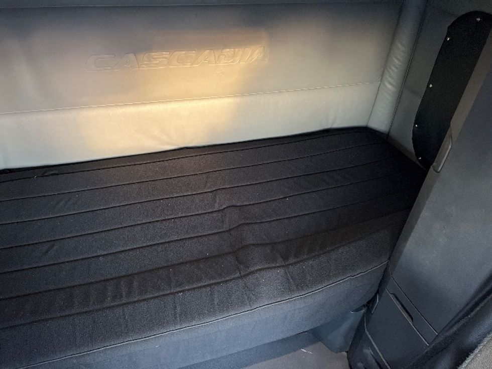 Sleeper Tractor-Heavy Duty Tractors-Freightliner-2022-T12664ST-Billings-MT-210,559\n\t\tmiles-$ 107,750 - Image 17