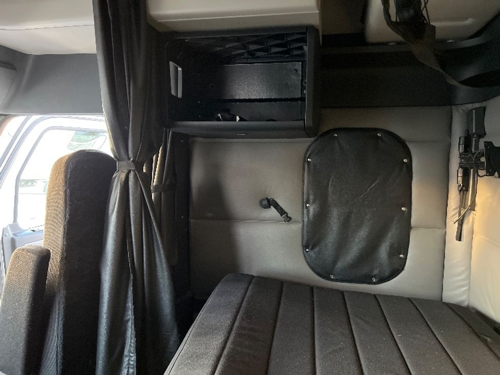 Sleeper Tractor-Heavy Duty Tractors-Freightliner-2022-T12664ST-Billings-MT-210,559\n\t\tmiles-$ 107,750 - Image 19