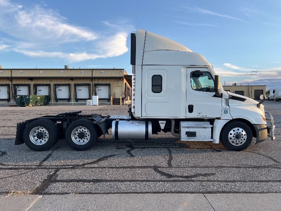 Sleeper Tractor-Heavy Duty Tractors-Freightliner-2022-T12664ST-Billings-MT-210,559\n\t\tmiles-$ 107,750 - Image 8