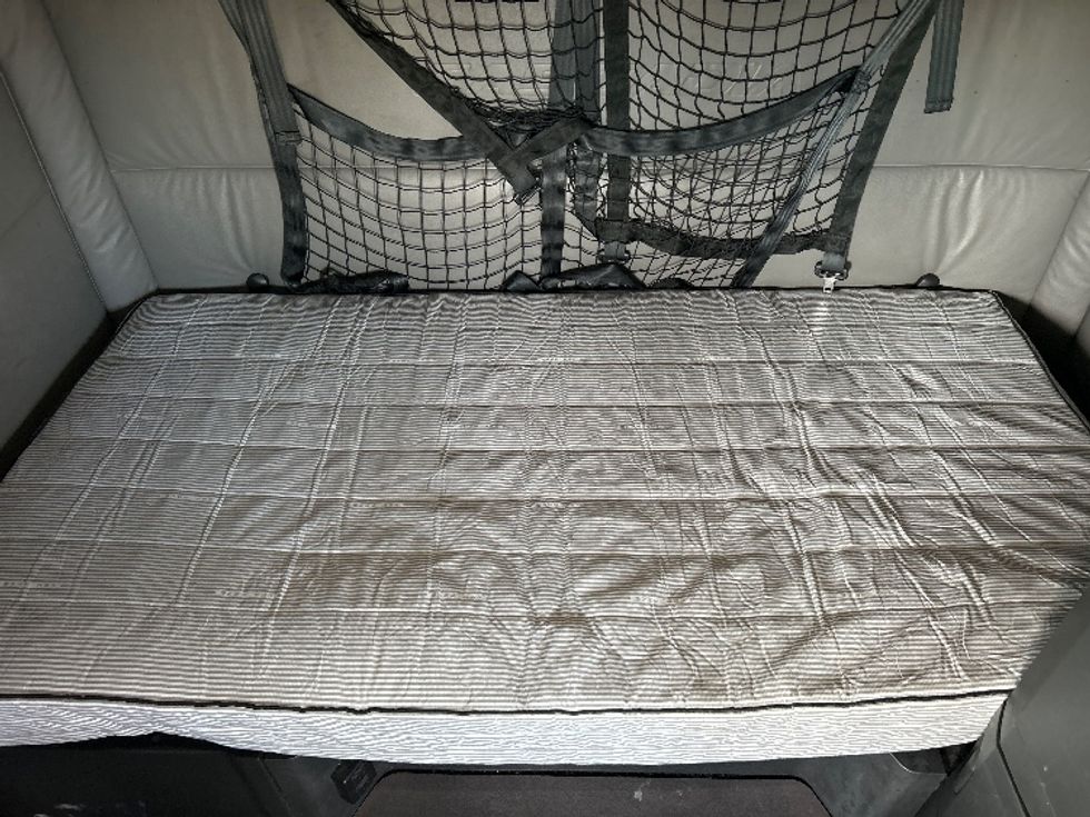 Sleeper Tractor-Heavy Duty Tractors-Freightliner-2022-T12664ST-Billings-MT-445,637\n\t\tmiles-$ 87,250 - Image 17