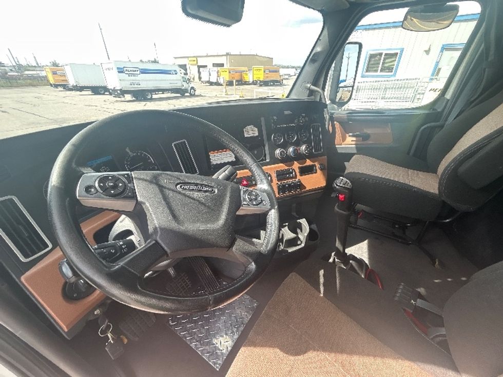 Sleeper Tractor-Heavy Duty Tractors-Freightliner-2022-T12664ST-Billings-MT-490,845\n\t\tmiles-$ 78,750 - Image 10