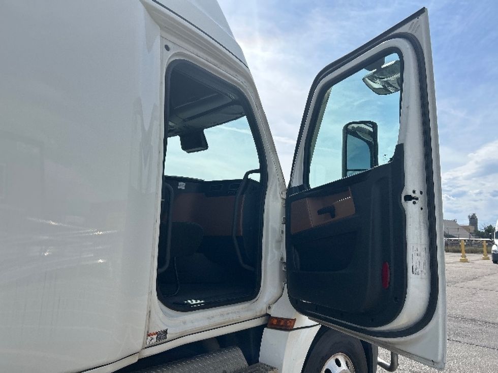 Sleeper Tractor-Heavy Duty Tractors-Freightliner-2022-T12664ST-Billings-MT-490,845\n\t\tmiles-$ 78,750 - Image 13