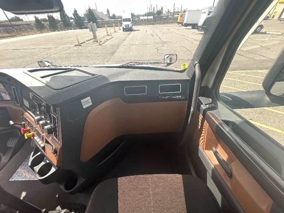 Sleeper Tractor-Heavy Duty Tractors-Freightliner-2022-T12664ST-Billings-MT-490,845\n\t\tmiles-$ 78,750 - Image 14