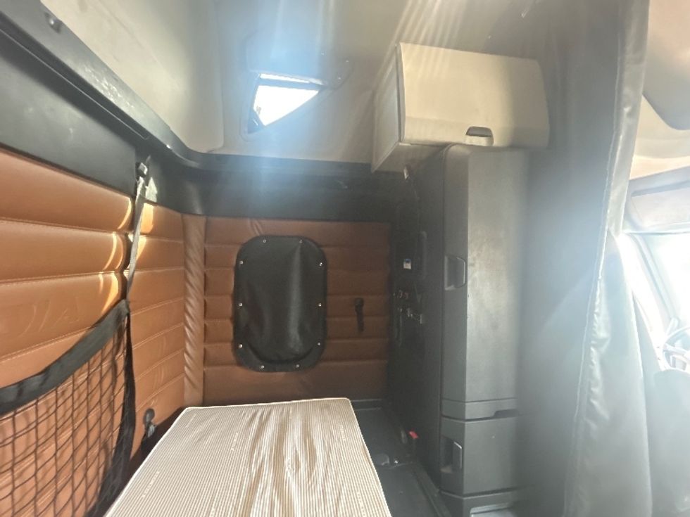 Sleeper Tractor-Heavy Duty Tractors-Freightliner-2022-T12664ST-Billings-MT-490,845\n\t\tmiles-$ 78,750 - Image 18
