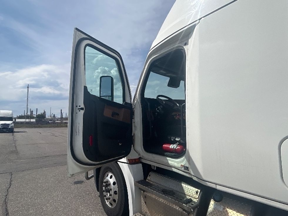 Sleeper Tractor-Heavy Duty Tractors-Freightliner-2022-T12664ST-Billings-MT-490,845\n\t\tmiles-$ 78,750 - Image 9