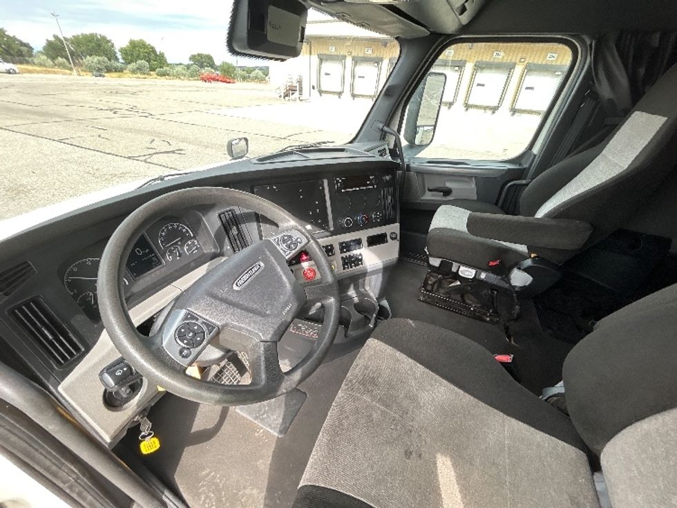 Sleeper Tractor-Heavy Duty Tractors-Freightliner-2022-T12664ST-Billings-MT-501,063\n\t\tmiles-$ 78,250 - Image 10