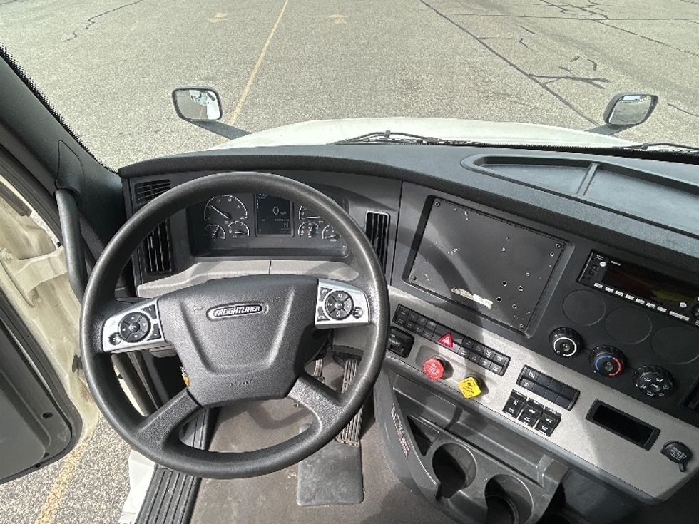 Sleeper Tractor-Heavy Duty Tractors-Freightliner-2022-T12664ST-Billings-MT-501,063\n\t\tmiles-$ 78,250 - Image 11