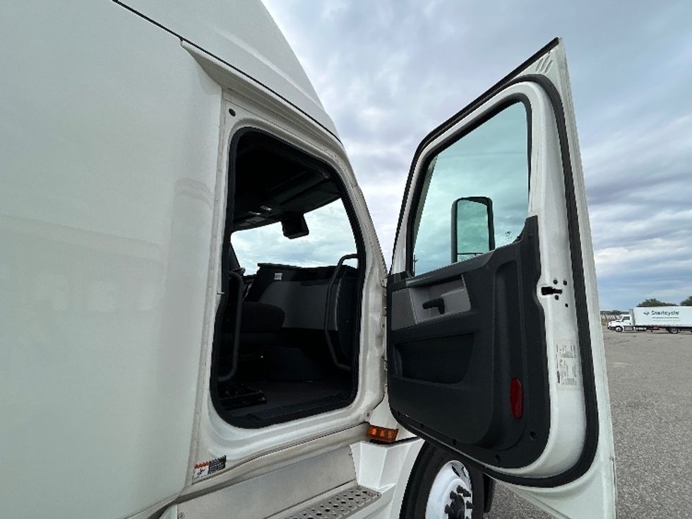 Sleeper Tractor-Heavy Duty Tractors-Freightliner-2022-T12664ST-Billings-MT-501,063\n\t\tmiles-$ 78,250 - Image 13