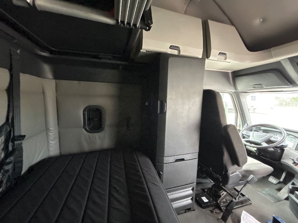 Sleeper Tractor-Heavy Duty Tractors-Freightliner-2022-T12664ST-Billings-MT-501,063\n\t\tmiles-$ 78,250 - Image 18