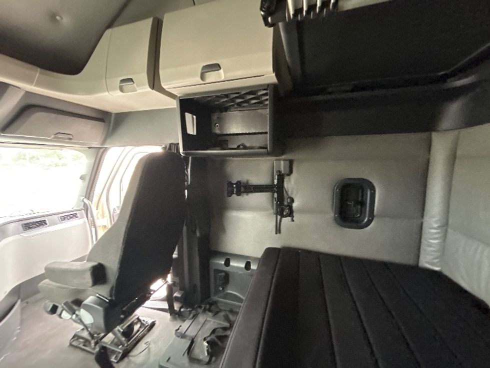 Sleeper Tractor-Heavy Duty Tractors-Freightliner-2022-T12664ST-Billings-MT-501,063\n\t\tmiles-$ 78,250 - Image 19