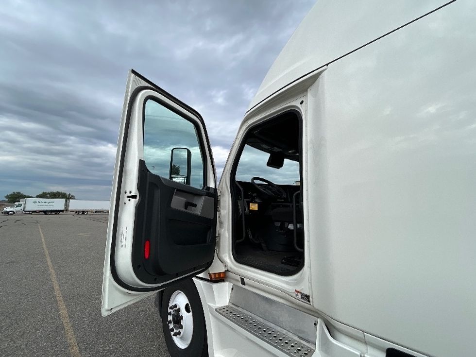 Sleeper Tractor-Heavy Duty Tractors-Freightliner-2022-T12664ST-Billings-MT-501,063\n\t\tmiles-$ 78,250 - Image 9