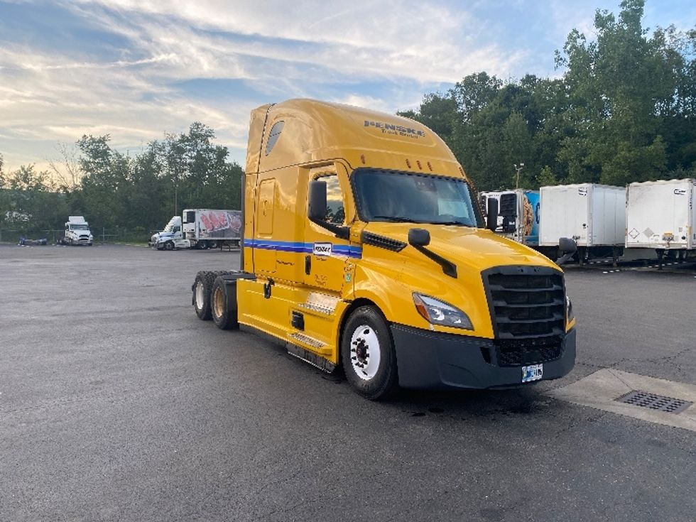 Sleeper Tractor-Heavy Duty Tractors-Freightliner-2022-T12664ST-Binghamton-NY-545,798\n\t\tmiles-$ 69,250 - Image 1