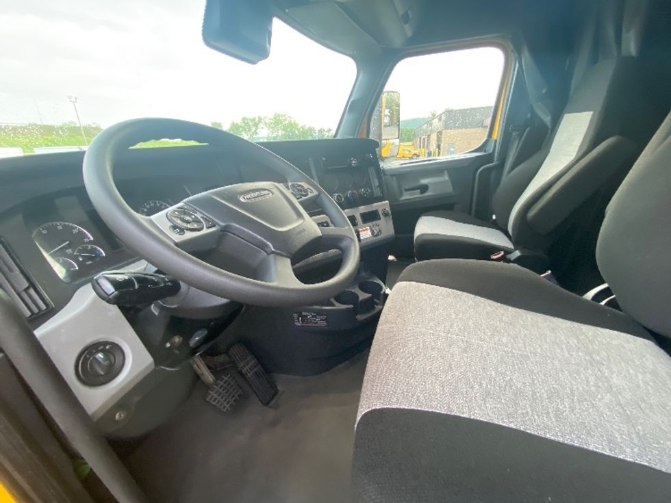 Sleeper Tractor-Heavy Duty Tractors-Freightliner-2022-T12664ST-Binghamton-NY-545,798\n\t\tmiles-$ 69,250 - Image 10