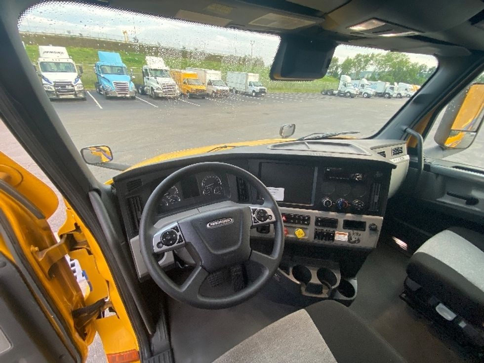 Sleeper Tractor-Heavy Duty Tractors-Freightliner-2022-T12664ST-Binghamton-NY-545,798\n\t\tmiles-$ 69,250 - Image 11