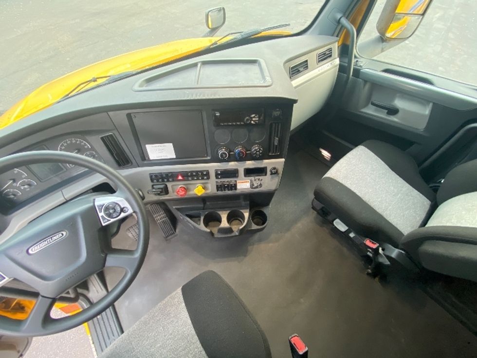 Sleeper Tractor-Heavy Duty Tractors-Freightliner-2022-T12664ST-Binghamton-NY-545,798\n\t\tmiles-$ 69,250 - Image 12