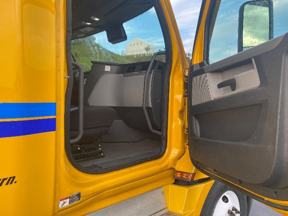 Sleeper Tractor-Heavy Duty Tractors-Freightliner-2022-T12664ST-Binghamton-NY-545,798\n\t\tmiles-$ 69,250 - Image 13