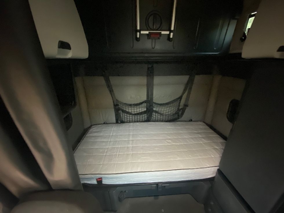 Sleeper Tractor-Heavy Duty Tractors-Freightliner-2022-T12664ST-Binghamton-NY-545,798\n\t\tmiles-$ 69,250 - Image 16