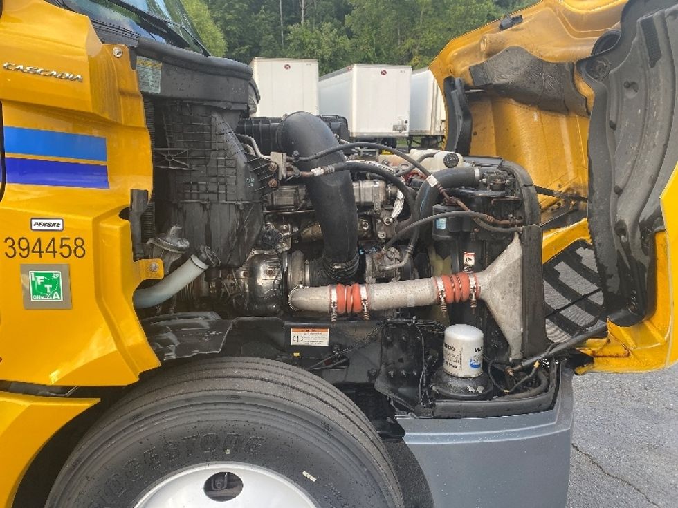 Sleeper Tractor-Heavy Duty Tractors-Freightliner-2022-T12664ST-Binghamton-NY-545,798\n\t\tmiles-$ 69,250 - Image 20