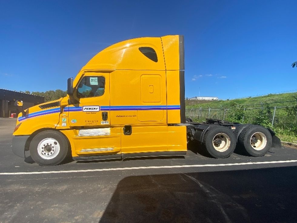 Sleeper Tractor-Heavy Duty Tractors-Freightliner-2022-T12664ST-Binghamton-NY-545,798\n\t\tmiles-$ 69,250 - Image 4