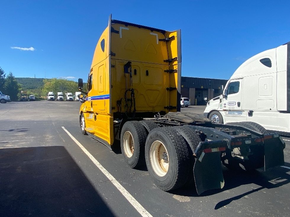 Sleeper Tractor-Heavy Duty Tractors-Freightliner-2022-T12664ST-Binghamton-NY-545,798\n\t\tmiles-$ 69,250 - Image 5
