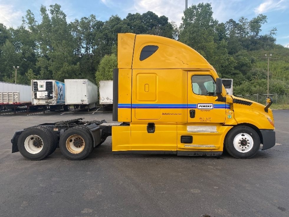 Sleeper Tractor-Heavy Duty Tractors-Freightliner-2022-T12664ST-Binghamton-NY-545,798\n\t\tmiles-$ 69,250 - Image 8