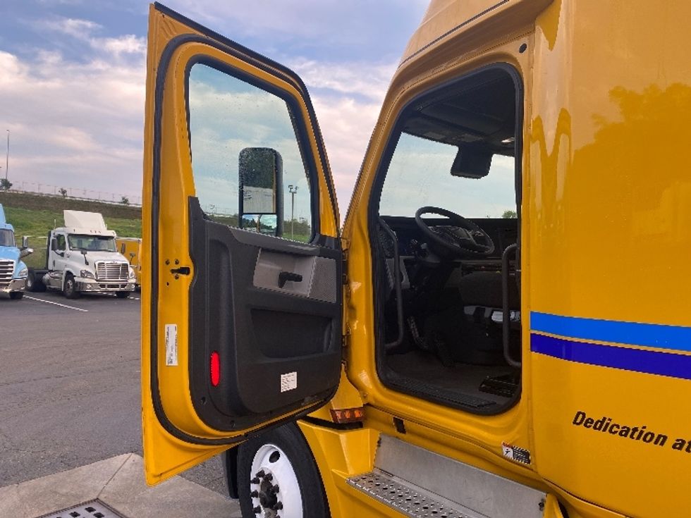 Sleeper Tractor-Heavy Duty Tractors-Freightliner-2022-T12664ST-Binghamton-NY-545,798\n\t\tmiles-$ 69,250 - Image 9