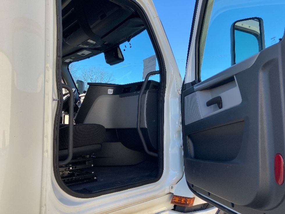 Sleeper Tractor-Heavy Duty Tractors-Freightliner-2022-T12664ST-Birmingham-AL-379,683\n\t\tmiles-$ 80,250 - Image 13