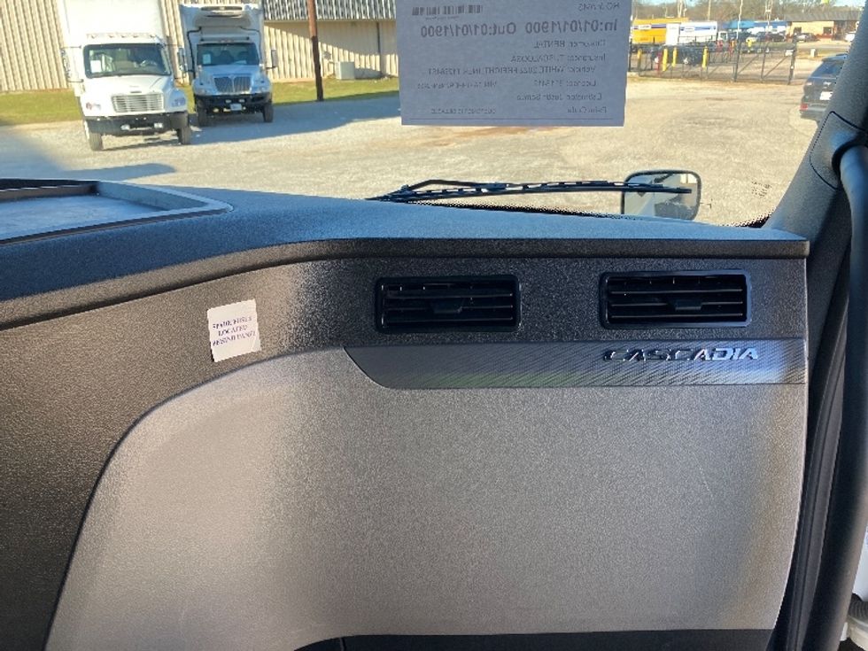 Sleeper Tractor-Heavy Duty Tractors-Freightliner-2022-T12664ST-Birmingham-AL-379,683\n\t\tmiles-$ 80,250 - Image 14