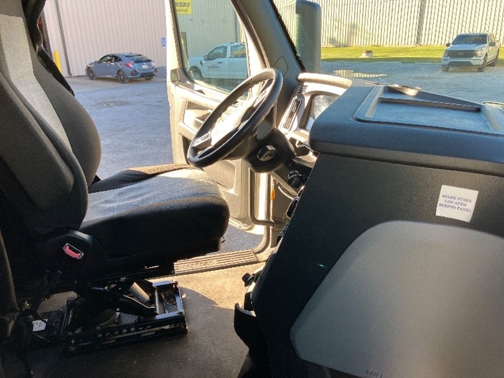 Sleeper Tractor-Heavy Duty Tractors-Freightliner-2022-T12664ST-Birmingham-AL-379,683\n\t\tmiles-$ 80,250 - Image 15