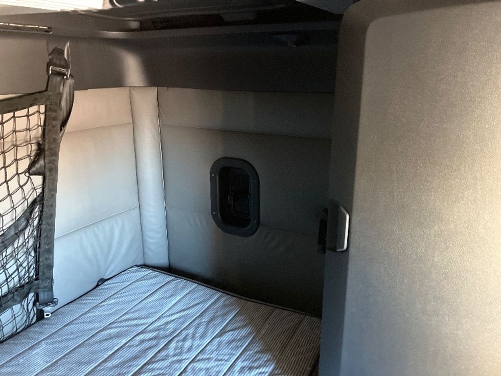 Sleeper Tractor-Heavy Duty Tractors-Freightliner-2022-T12664ST-Birmingham-AL-379,683\n\t\tmiles-$ 80,250 - Image 18