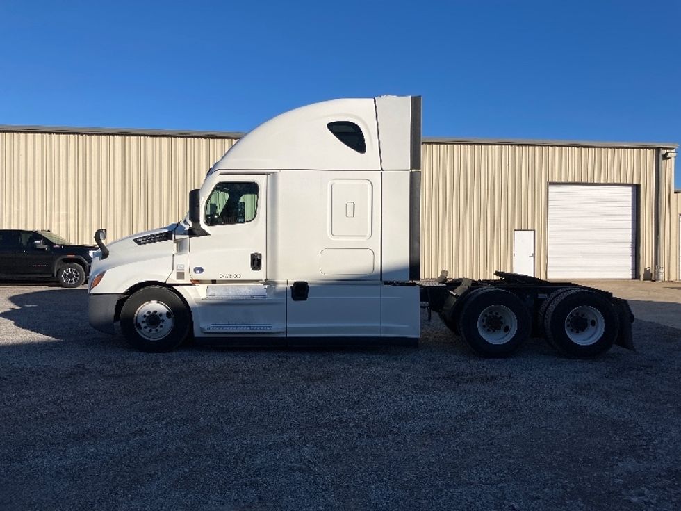 Sleeper Tractor-Heavy Duty Tractors-Freightliner-2022-T12664ST-Birmingham-AL-379,683\n\t\tmiles-$ 80,250 - Image 4