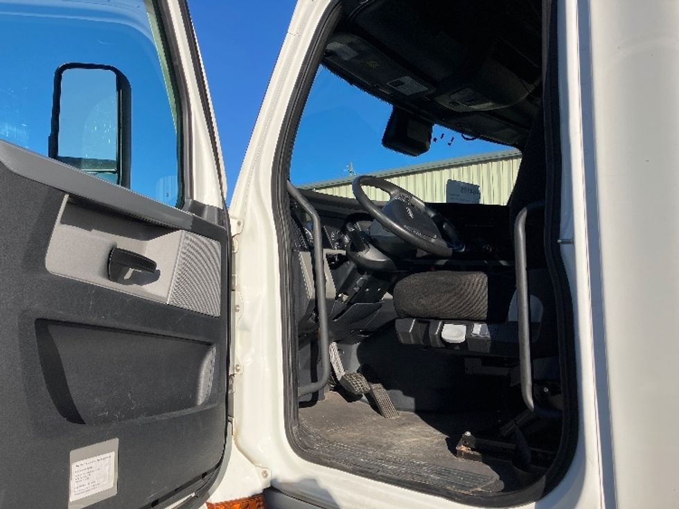 Sleeper Tractor-Heavy Duty Tractors-Freightliner-2022-T12664ST-Birmingham-AL-379,683\n\t\tmiles-$ 80,250 - Image 9