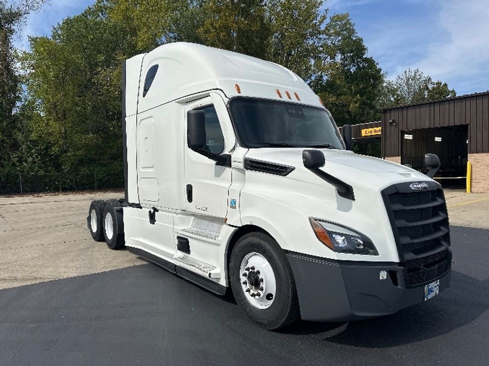 Sleeper Tractor-Heavy Duty Tractors-Freightliner-2022-T12664ST-Bloomington-IN-434,958\n\t\tmiles-$ 74,750 - Image 1