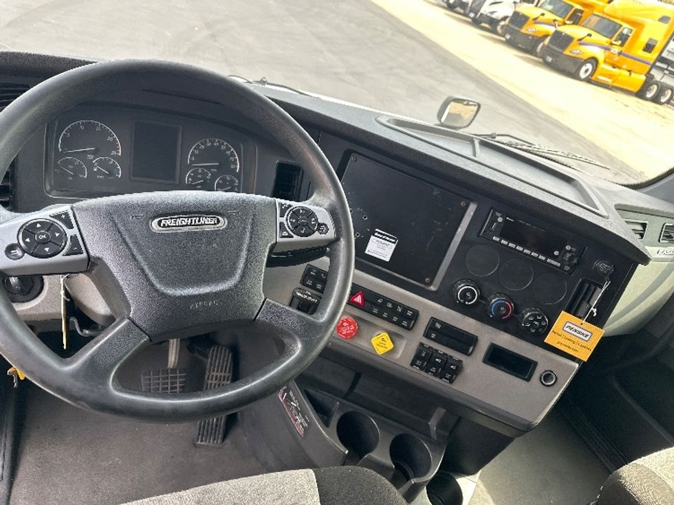 Sleeper Tractor-Heavy Duty Tractors-Freightliner-2022-T12664ST-Bloomington-IN-434,958\n\t\tmiles-$ 74,750 - Image 11