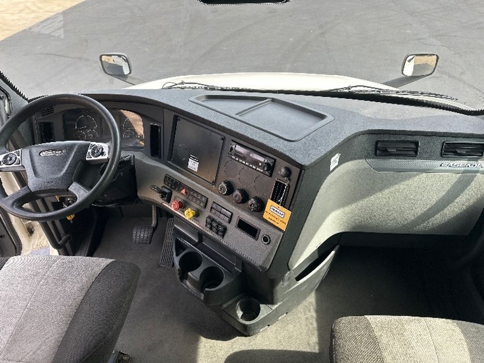 Sleeper Tractor-Heavy Duty Tractors-Freightliner-2022-T12664ST-Bloomington-IN-434,958\n\t\tmiles-$ 74,750 - Image 12