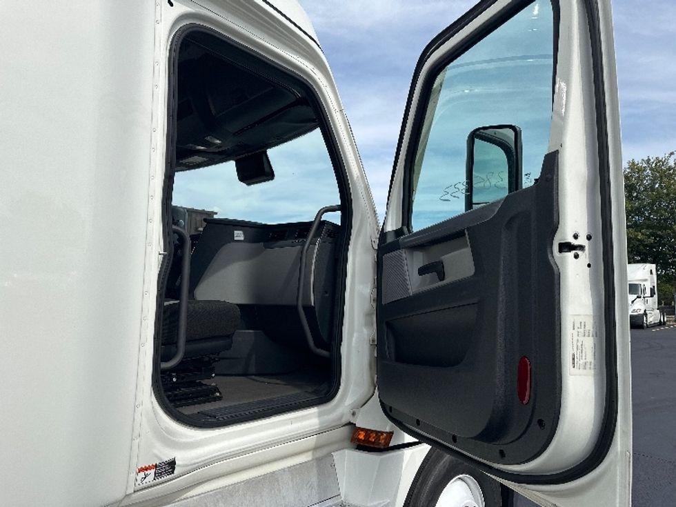 Sleeper Tractor-Heavy Duty Tractors-Freightliner-2022-T12664ST-Bloomington-IN-434,958\n\t\tmiles-$ 74,750 - Image 13