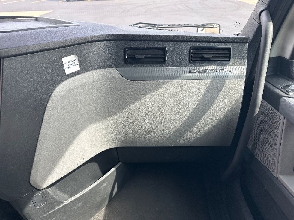 Sleeper Tractor-Heavy Duty Tractors-Freightliner-2022-T12664ST-Bloomington-IN-434,958\n\t\tmiles-$ 74,750 - Image 14