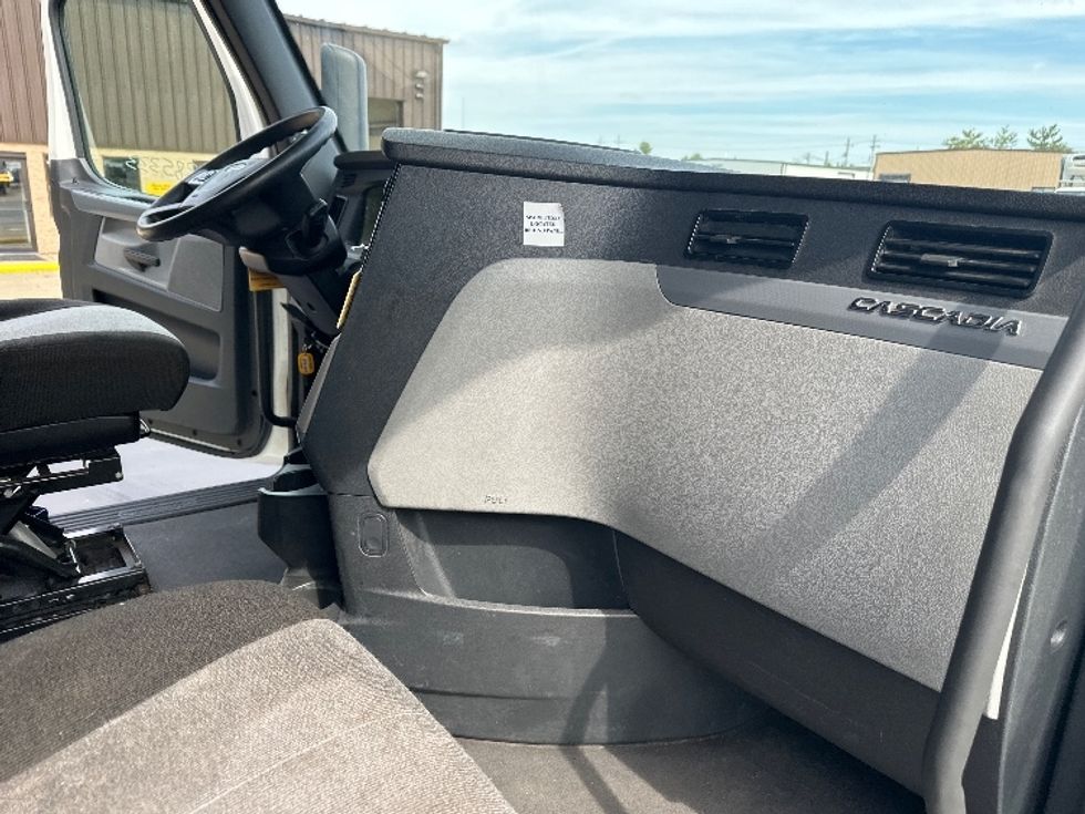 Sleeper Tractor-Heavy Duty Tractors-Freightliner-2022-T12664ST-Bloomington-IN-434,958\n\t\tmiles-$ 74,750 - Image 15