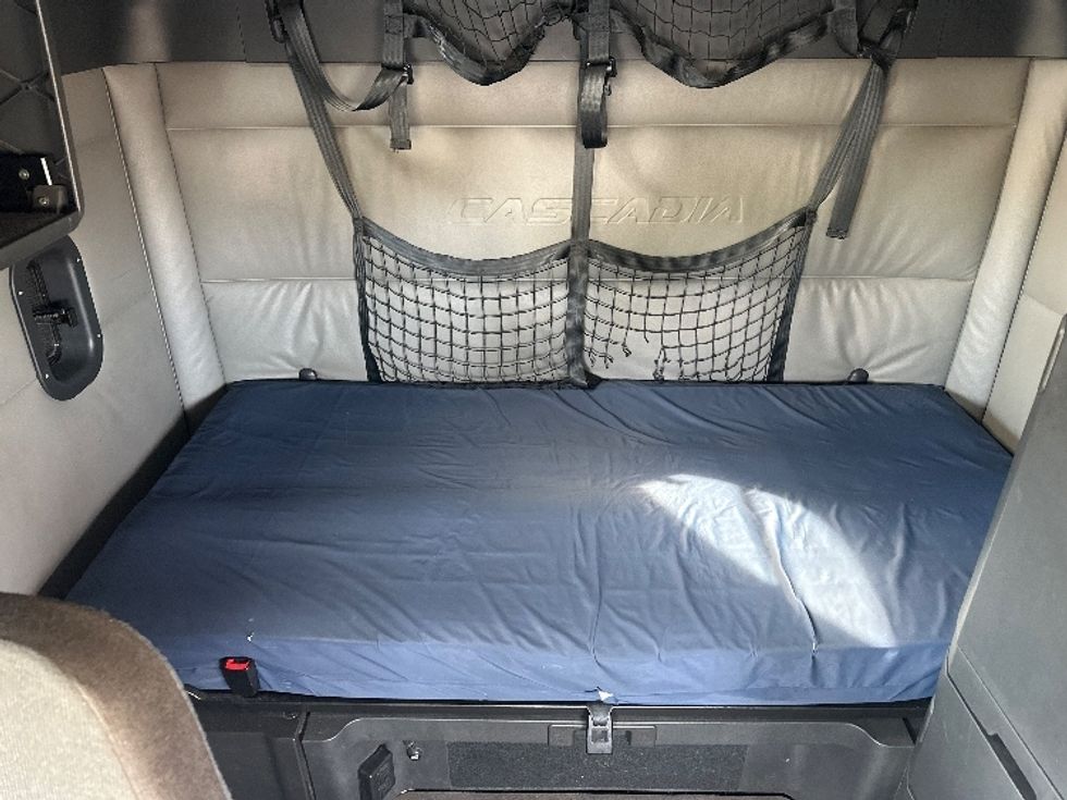 Sleeper Tractor-Heavy Duty Tractors-Freightliner-2022-T12664ST-Bloomington-IN-434,958\n\t\tmiles-$ 74,750 - Image 16